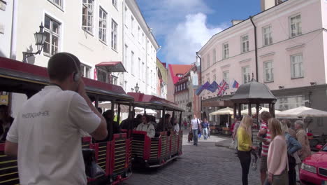 Tallinn-Estland-Touristenzug-Auf-Der-Straße