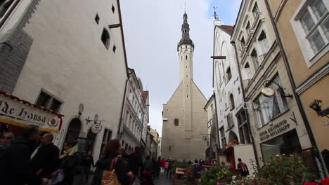 Tallinn-Estland-Touristen-und-Heilige-Geisterkirche