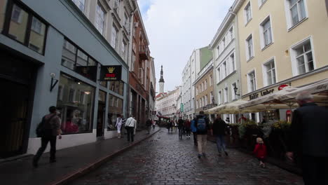 Tallinn-Estland-Touristen-Auf-Einer-Straße