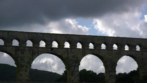 Francia-Pont-Du-Gard-Con-Nubes-Detrás