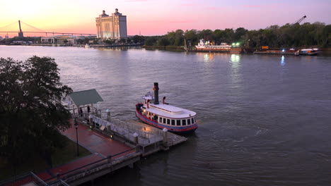 Barco-Por-El-Río-Savannah-En-El-Muelle