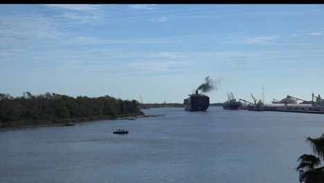 Georgia-Savannah-River-Mit-Containerschiff-Zeitraffer
