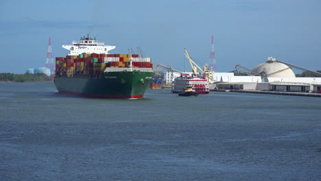Georgia-Savannah-River-Mit-Containerschiff