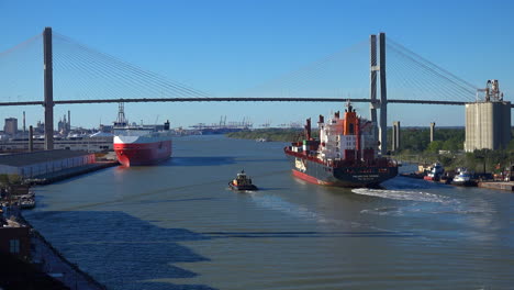 Savannah-River-Georgia-Mit-Schiff-und-Schlepper