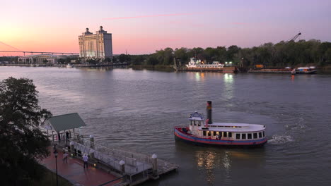 Savannah-Georgia-boat-comes-toward-dock