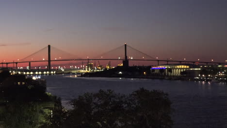 Savannah-Georgia-Bridge-Am-Späten-Abend-Pfanne-Links