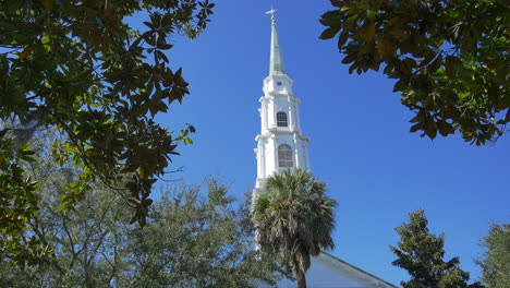 Savannah-Georgia-Kirchturm-und-Blätter