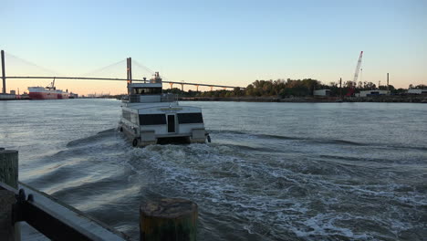 Ferry-De-Savannah-Georgia-En-El-Río