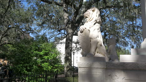 Savannah-Georgia-Löwe-Auf-Statue