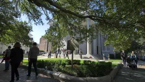 Savannah-Georgia-people-walking-on-sidewalk