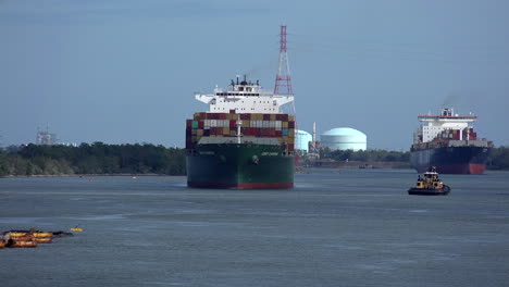 Georgien-Ein-Containerschiff-Fährt-Den-Savannah-River-Hinauf