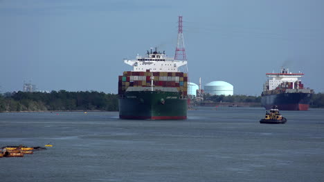 Georgia-Un-Buque-Portacontenedores-Navega-Por-El-Río-Savannah