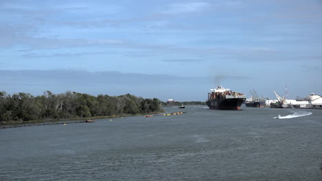 Buque-De-Carga-De-Georgia-Y-Lancha-Rápida-En-El-Río-Savannah