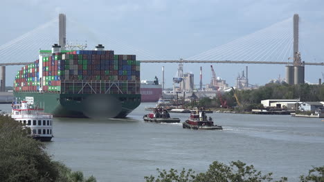 Buque-De-Carga-De-Georgia-Seguido-Por-Un-Remolcador-En-El-Río-Savannah