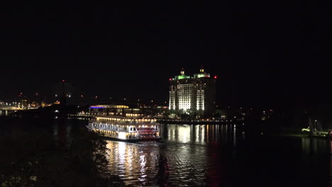 Georgien-Nachtansicht-Mit-Ausflugsboot-Auf-Dem-Savannah-River