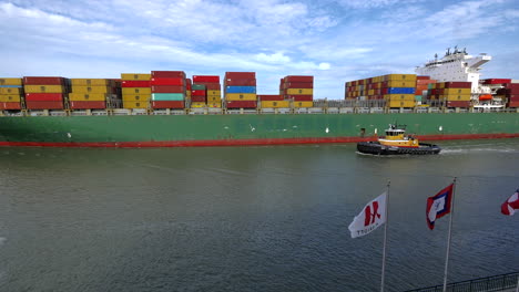 Georgia-Remolcador-Por-Un-Barco-Con-Un-Casco-Verde-En-El-Río-Savannah