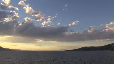 Grecia-Nube-Sobre-El-Mar-Egeo