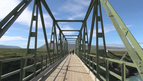 Island-Godafoss-Fußgängerbrücke-Paar-Zu-Fuß