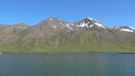 Island-Siglufjordur-Berg-Mit-Kar-With