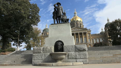 Des-Moines,-Iowa,-Capitolio,-Estatua,-Y,-Edificio