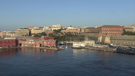 Neapel-Italien-Boot-Verlässt-Den-Hafen