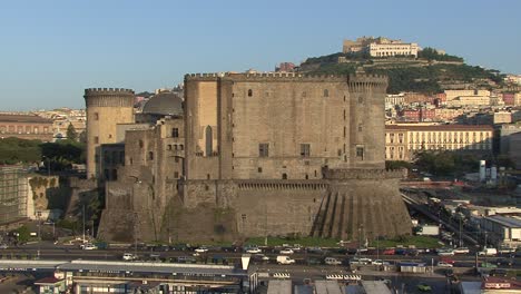 Neapel-Italien-Burg-und-Verkehr