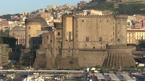 Nápoles,-Italia,-Temprano-En-La-Mañana-Primer-Plano-Del-Castillo