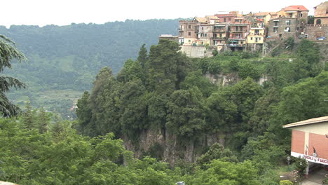 Italien-Nemi-Auf-Klippe