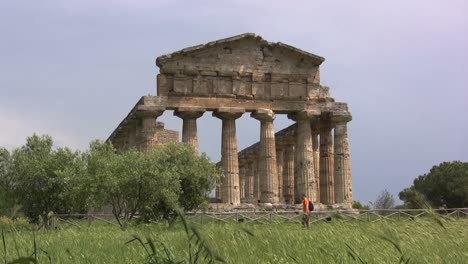 Italien-Paestum-Tempel-Der-Athene-Front-Mit-Touristen