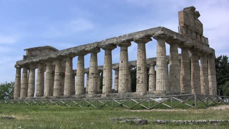 Italia-Paestum-Templo-De-Atenea-Vista-Lateral