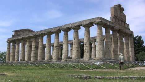 Italia-Paestum-Templo-De-Atenea-Con-Hombre-Caminando