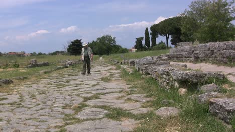 Italia-Paestum-Antiguo-Camino-De-Piedra