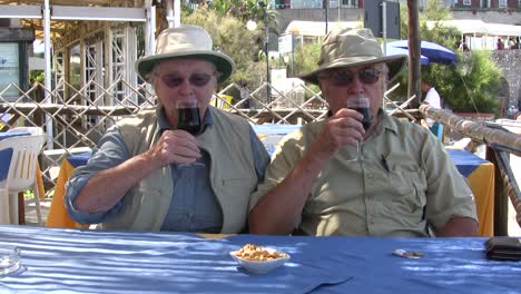 Italia-Pareja-De-Jubilados-Bebiendo-Vino-En-Capri