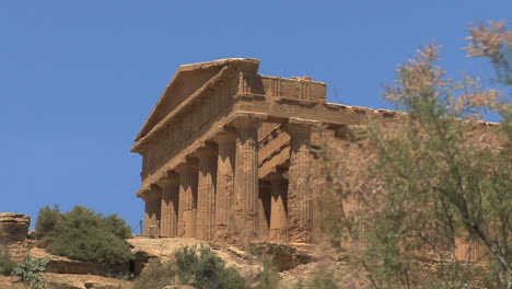 Italy-Sicily-Agrigento-Temple-of-Concordia-with-weed