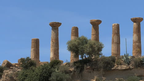 Italien-Sizilien-Agrigento-Ruinen-Säulen-und-Himmelto