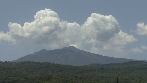 Sizilien-Ätna-Mit-Wolken