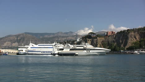 Italien-Sorrento-Yacht-Verlässt-Den-Hafen