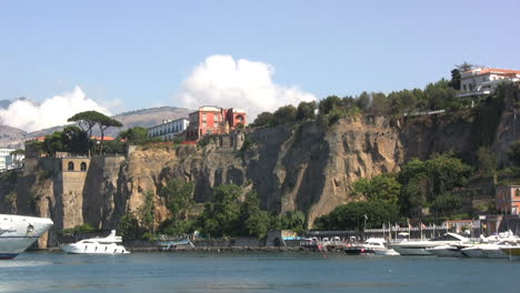 Italien-Sorrento-Hafen-und-Klippe