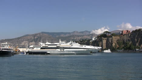 Italien-Sorrento-Großes-Boot-Im-Hafen