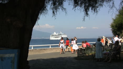 Italien-Sorrento-Touristen-und-Schiff-And