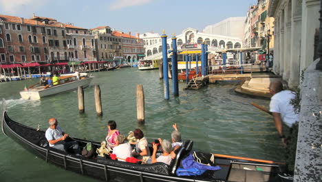 Venecia-Italia-Gran-Canal-Turistas-En-Góndola-Entrando-En-El-Gran-Canal