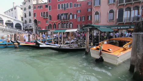 Venedig-Italien-Canal-Grande-Mit-Angedockten-Booten