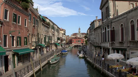 Venecia-Italia-Canal-Con-Café-En-La-Acera