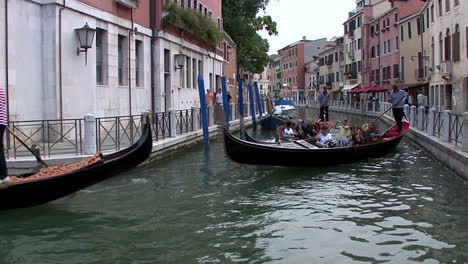 Venecia-Italia-Góndola-Flotilla-En-Canal