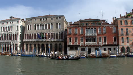 Venedig-Italien-Gondel-Fährt-An-Palästen-Vorbei