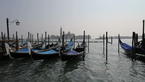 Venedig-Italien-Gondeln-Mit-San-Giorgio-Maggiore-Im-Hintergrund