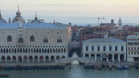 Venedig-Italien-Vorbei-Am-Dogenpalast-und-Campanile