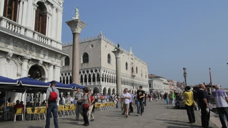 Venecia-Italia-Turistas-Pasan-Café-En-La-Acera