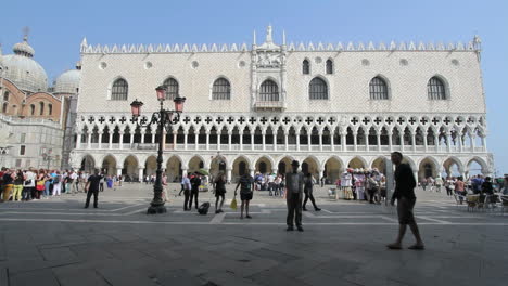 Venice-Italy-tourists-wander-around-in-front-of-the-Doge's-Palace