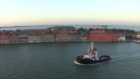 Venedig-Italien-Schlepper-Im-Morgengrauen